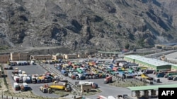 له افغانستان سره د لارو تړلو له وجې په تورخم کې ګڼ مال لېږدوونکي ګاډي ولاړ دي - د اکتوبر ۱۳مې انځور.