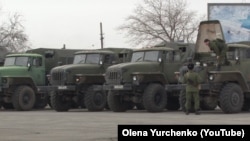 Російські військові на поромній переправі у Керчі. Крим, 1 березня 2014 року