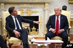 Генеральный секретарь НАТО Марк Рютте (слева) и президент США Дональд Трамп во время брифинга в Вашингтоне, 14 июля 2025 года