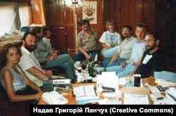 Київське бюро Радіо Свобода, 1992 рік. Посередині у багатокольоровій тенісці керівник бюро Андрій Гайдамаха