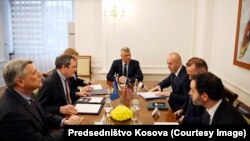 Zvaničnici Nacionalnog saveta za sigurnost SAD-a, John Erath, direktor za Evropska pitanja, i Brad Berkley, direktor za Balkan, na sastanku sa kosovskim zvaničnicima - Hašimom Tačijem, predsednikom Kosova, i premijerom Ramušom Haradinajem, Priština