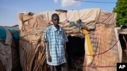 Foarte mulți cetățeni ai capitalei Niamey trăiesc în sărăcie extremă, iar Nigerul depinde de asistența financiară internațională.