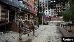 Polițiști ucraineni încearcă să convingă locuitorii să evacueze orașul Pokrovsk din regiunea Donețk, aflat pe front. (fotografie de arhivă)