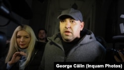 Laura Vicol și Vladimir Ciorbă părăsesc sediul Curții de Apel București, 4 februarie 2025 (imagine de arhivă).