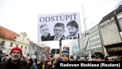 Журналист Ян Куциак киши колдуу болгондон кийин Братиславадагы нааразылык акциялардын бири. 9-март, 2018-жыл.