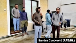 Radnici iz Nepala ispred iznajmljene kuće u kojoj žive u Kragujevcu, 13. decembar 2025.