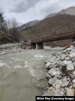 Zamućena rijeka Sutjeska koja protiče kroz zaštićeni Nacionalni park Sutjeska.