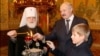 Єпископ Російської православної церкви (РПЦ), митрополит Мінський і Заславський, патріарший екзарх всієї Білорусі Павло (Пономарьов) разом із президентом Олександром Лукашенком і його сином Миколою