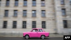 O mașină Trabant – simbolul fostei RDG – trece prin fața Ministerului de Finanțe al Germaniei, pe 26 septembrie 2025. 