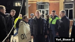 Губернатор Ростовской области Юрий Слюсарь (в центре) в Батайске после атаки БПЛА