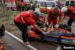 Localnic din Harkov îngrijit de personalul medical după ce un bloc a fost bombardat de Rusia, 18 august 2025.