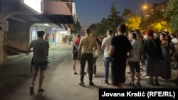 Demonstranti ispred prostorija Srpske napredne stranke u Novom Sadu, 14.8.2025.