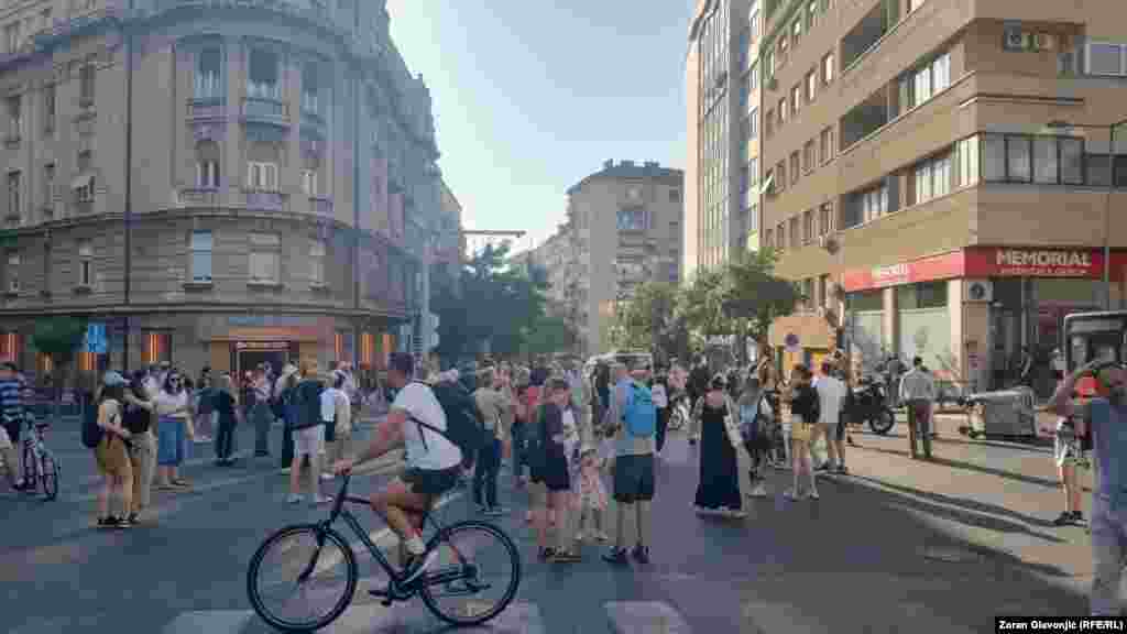 Poziv studenata na "totalnu blokadu" usledio je nakon akcija policije tokom kojih je u noći između 2. i 3. jula u nekoliko gradova u Srbiji uhapšeno skoro 80 studenata i antivladinih demonstranata (Beograd, 4. jul)