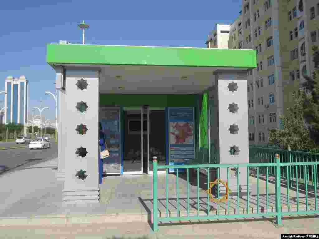 "10 ýyl abadançylyk" köçesiniň ugrundaky sensor gapyly duralgalaryň biri.