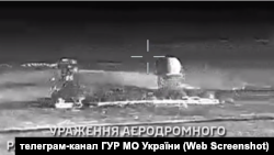 Скриншот с видео ГУР МО Украины, на котором дрон приближается к аэродромному РЛК «Иртыш» под Симферополем, 4 декабря 2025