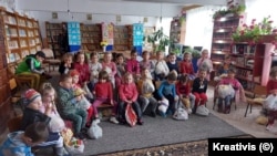 Unii dintre beneficiarii activistelor de la Kreativis