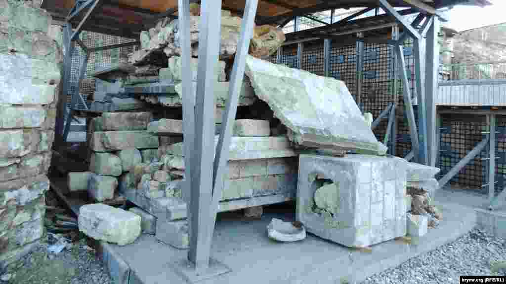 Залишки кам'яної кладки складають неподалік. Сходи були збудовані з місцевого каменю-ракушняка