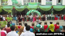 Türkmenistanyň orta mekdepleriniň birinde geçirilýän soňky jaň dabarasy. Illýustrasiýa suraty