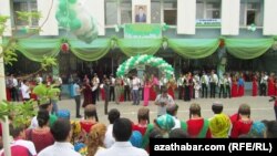 Illýustrasiýa. Uçurym dabarasy. Aşgabat. Arhiw suraty.