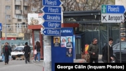 București, 4 aprilie - afișe de campanie pe un panou electoral. 