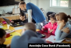 Asociația Casa Bună are grijă de peste 600 de copii din cartierele mărginașe ale Bucureștiului. În munca sa, Valeriu Nicolae e ajutat de câteva sute de voluntari.