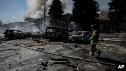 რუსული დრონის თავდასხმის შედეგები დრუჟკივკის ბაზარზე, დონეცკის რეგიონში, უკრაინა. 2 აგვისტო, 2025.