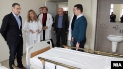 Екс премиерот Никола Груевски и екс министерот за здравство Никола Тодоров во посета на Градската болница 8 Септември. 