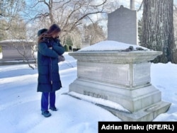 ენ სექსტონის საფლავთან, ფორესტ ჰილსის სასაფლაო, ბოსტონი