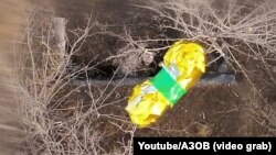 Бійці «Азову» скидають з дрона в окоп бойовому медику кров для переливання пораненому бійцю, серпень 2025 року