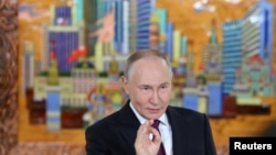 Vladimir Putin jurnalistlərə danışır.