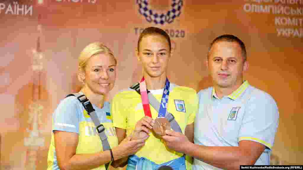 Дар'я Білодід в обіймах батьків у прескутку в аеропорту&nbsp;&laquo;Бориспіль&raquo;.&nbsp;Цікаво, що батьки не хотіли, щоб Дар'я займалася дзюдо, і спочатку віддали її на художню гімнастику