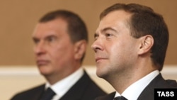 Russian President Dmitry Medvedev (right) and Deputy Prime Minister Igor Sechin.