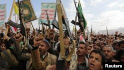 Susținători ai rebelilor Houthi la un miting din Sanaa, capitala Yemen, controlată de rebeli (fotografie de arhivă).