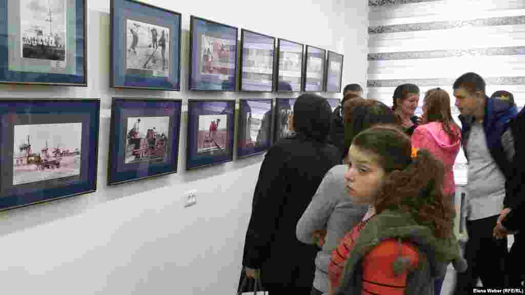 Бұл фотосуреттер Карлаг мұражайына (Карлаг &ndash; Қарағанды еңбекпен түзеу лагері &ndash; СССР тұсында, 1930-1959 жылдары ГУЛАГ жүйесінде құрылған ірі түзеу мекемелерінің бірі) кездейсоқ түскен. - Биыл Долинка мұражайымен байланысқа шыққан Багаев мұражайының қызметкерлері осындай көрме өткізуді ұсынды. Біз, әрине, келістік, сосын олар бізге бірнеше фотосурет жіберді. Біз осыған дейін өзіміз пайдаланған суреттерді бірден таныдық. Ол суреттердің кейбірі "интернетті кезіп жүр", бірақ оларда көрсетілмегендіктен авторы кім екенін білмейтінбіз, Алайда киімі мен тұрмысына қарап, бұлар біздің жергілікті қазақтар деп шамалайтынбыз, - дейді Азаттық тілшісіне Саяси қуғын-сүргін құрбандары мұражайының өкілі Әйгерім Тоқтарова.