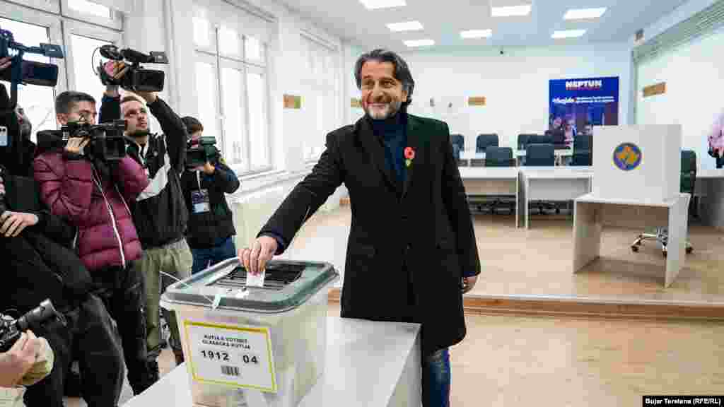Kandidati i Lidhjes Demokratike të Kosovës për kryetar të Prishtinës, Përparim Rama, voton në balotazhin e 9 nëntorit në Prishtinë.