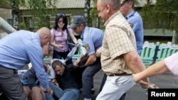 ბელორუსიის უშიშროების ძალები და პოლიცია ოპოზიციის აქტივისტებს აკავებენ