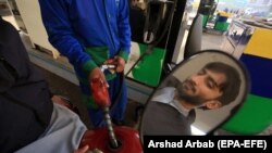 د حکومت له اعلان سره سم، د اګست له ۱۶مې څخه به د یو لیټر پېټرولو نرخ ۲۳۳.۹۱ روپۍ وي. پخوانی انځور