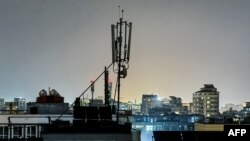 په کابل کې پر یوې ودانۍ د مخابراتو پایې ولاړې دي - د سېپټېمبر ۲۹مې انځور 