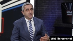 ფოტოზე: ვლადიმერ (ზაზა) ხუნდაძე, - რომლის მეჯვარეც არის გრიგოლ ლილუაშვილი. ის არის დაკავებული ბიზნესმენის, კობა ხუნდაძის ძმა