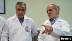 Președintele Masoud Pezeshkian (în dreapta imaginii) a vizitat duminică, 2 noiembrie, Organizația Iraniană pentru Energie Atomică din Teheran.