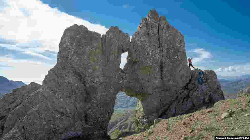 Ця арка посеред хребта отримала назву &laquo;Ведмежата, що цілуються&raquo;, або Екі-Ага-Карда (з кримськотатарської &ndash; &laquo;старший і молодший брати&raquo;). Існує легенда про двох скам'янілих братів, проклятих за взаємну ворожнечу