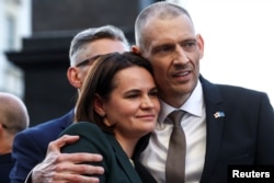 Сергій Тихановський, білоруський опозиційний діяч, якого звільнили з білоруської в’язниці, та його дружина Світлана Тихановська беруть участь у мітингу, організованому білоруською діаспорою у Варшаві, Польща, 26 червня 2025 року