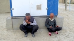 Nas atýan polisiýa adamlaryň töwellasyny alman, nas atan ýaşulyny 'terbiýeleýär