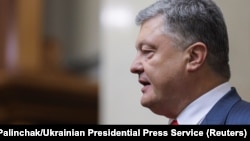 Порошенко: В Україні все ще діє мережа російської агентури, яка бере під контроль медіа і продукує НГО