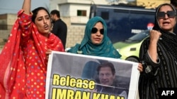 د تحریک انصاف یو شمېر مېرمنې د عمران خان د خوشې کېدو غوښتنه کوي - د اګست پینځمې انځور 