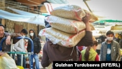 Бишкектеги Ош базары.Иллюстрациялык сүрөт.