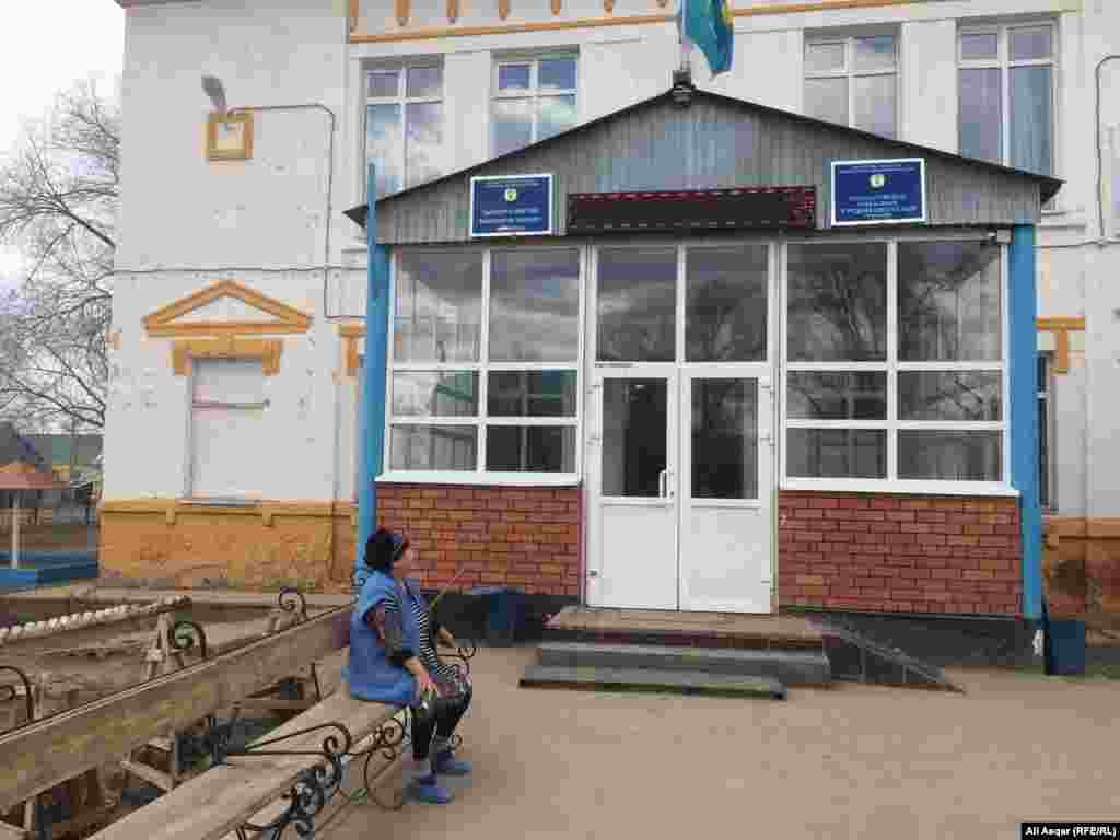 Ақтөбенің "Сүт зауыты" ауданындағы №15 мектептің жанынан ұйымдастырылған эвакуациялық пунктті уақытша паналаған 61 адамның он алтысы - балалар. Бұл адамдардың "Горсетьсвет", "Ақсүт" және "Геолог" саяжайлары аумағындағы тұрғын үйлерін су алған.