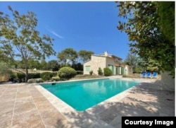Кахраманжан Олимовду Ниццага жакын жердеги ушул виллада "туткунга алышканы" айтылат.