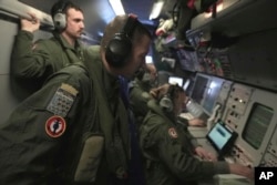 Екіпаж літака-розвідника ВМС Франції Atlantique 2 під час патрулювання над Балтійським морем у рамках місії військового альянсу НАТО «Baltic Sentry» із захисту підводних кабелів і трубопроводів від диверсій. Січень 2025 року