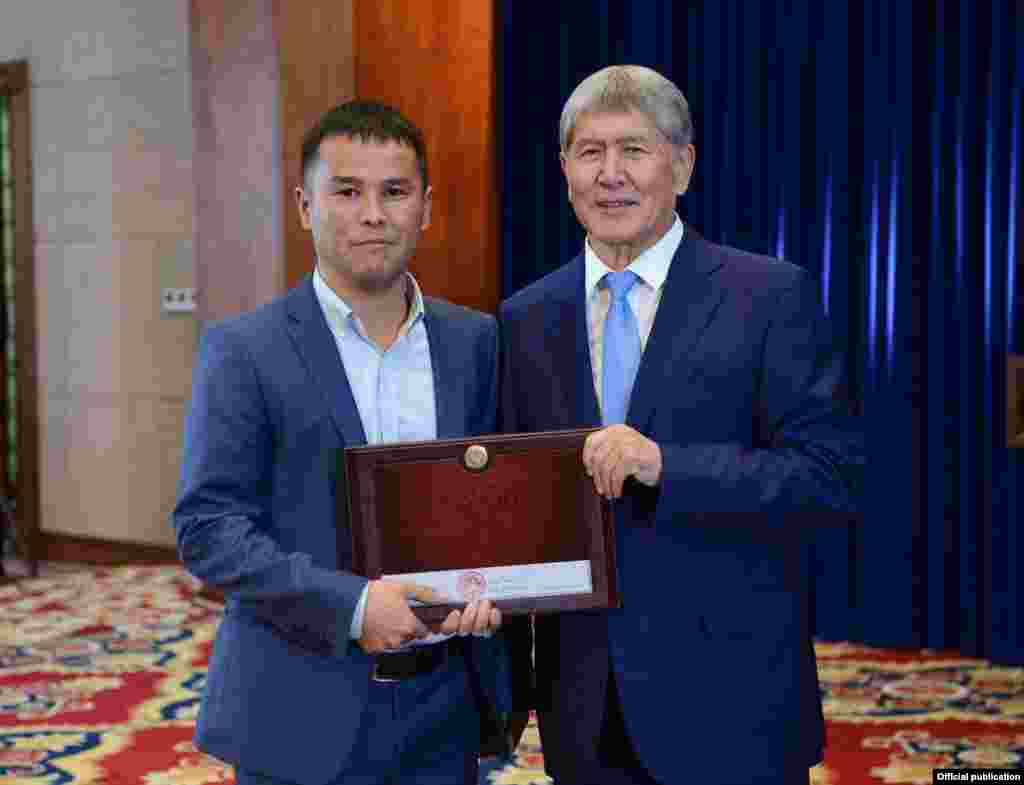 "Мамлекеттик сыйлыктар жөнүндө" мыйзам 1996-жылы кабыл алынган. 2012-жылы сыйлыктарды берүүгө мораторий жарыяланып, кийин бул чектөө алынып салынган.